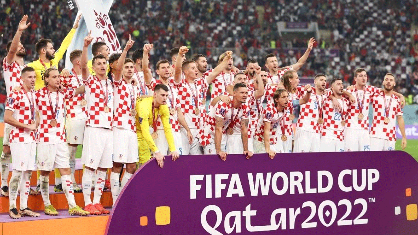 لاعبو كرواتيا يحتفلون يعد استلامهم الميدالية البرونزية