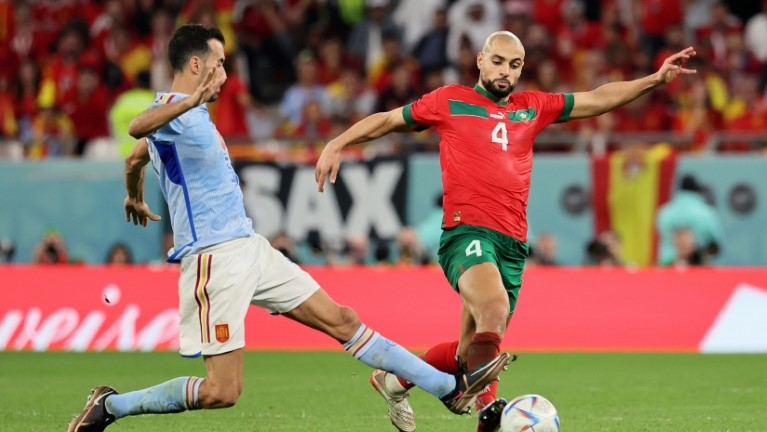 لاعب وسط المنتخب المغربي سفيان أمرابط يحاول تخطي لاعب وسط إسبانيا سيرجيو بوسكيتس في مباراة ثمن نهائي مونديال قطر في السادس من كانون الأول/ديسمبر 2022.