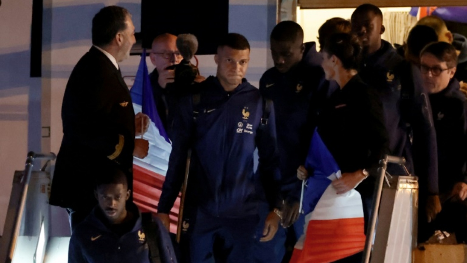 النجم الفرنسي كيليان مبابي لحظة وصوله الى المطار في باريس عائداً من كأس العالم 2022 في قطر