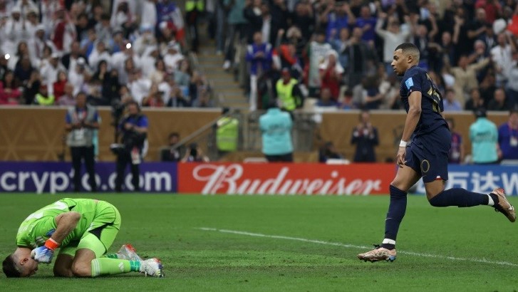 الفرنسي كيليان مبابي (يمين) محتفلاً بتسجيل هدف في مرمى الأرجنتين التي أحرزت لقب مونديال قطر 2022