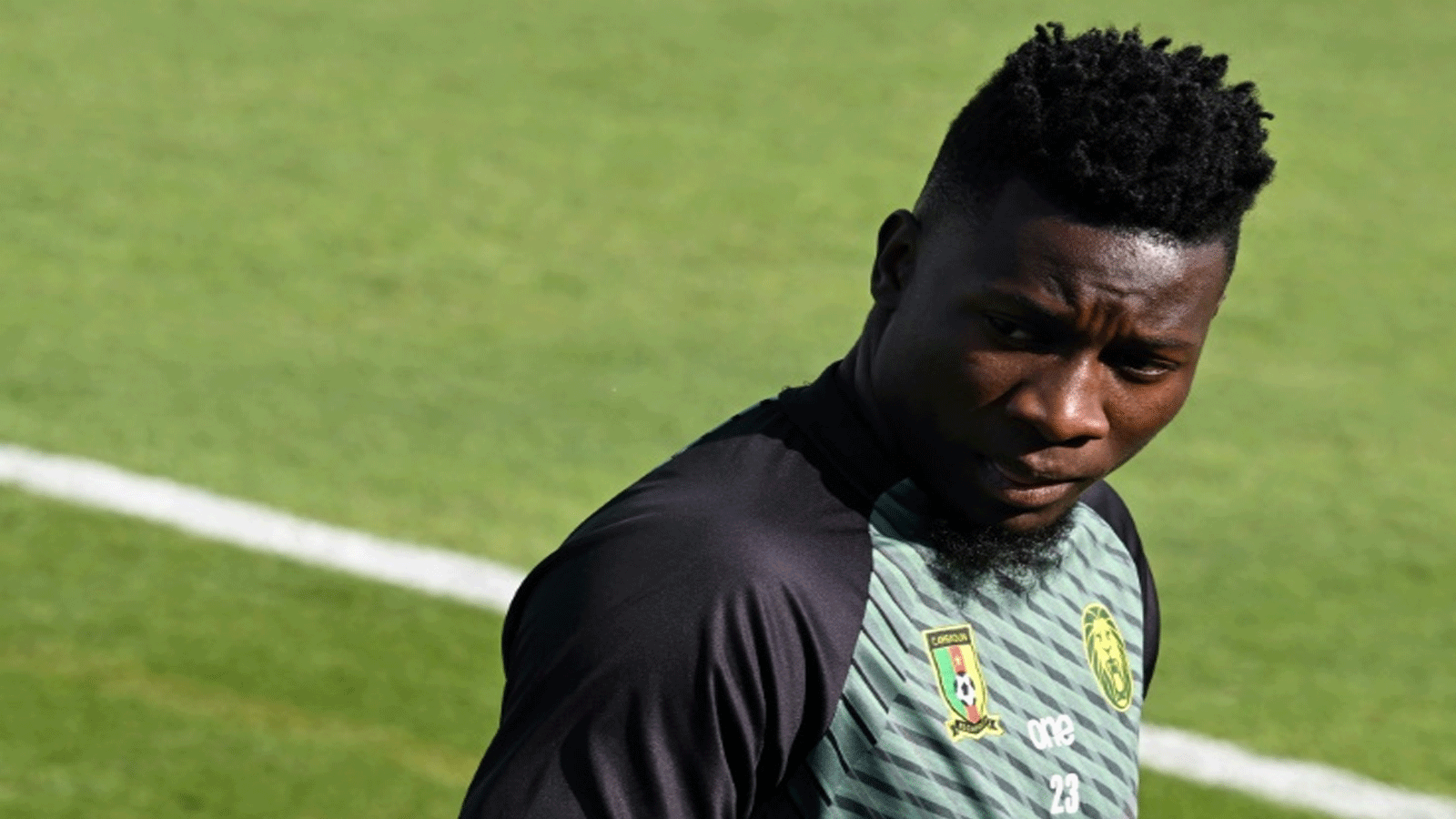 حارس مرمى المنتخب الكاميروني أندريه أونانا خلال حصة تدريبية بملعب السيلية عشية مواجهة صربيا في مونديال قطر في 27 تشرين الثاني/نوفمبر 2022.