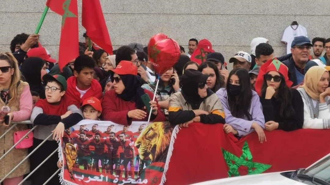 المغاربة محتشدون لاستقبال لاعبي منتخبهم الوطني بعدما عاد من مونديال قطر بالمركز الرابع