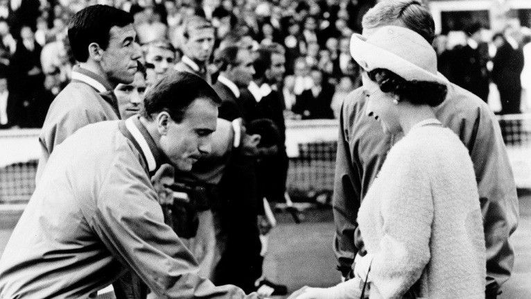 جورج كوهين ينحنيلمصافحة الملكة إليزابيث الثانية في استاد ويمبلي بلندن قبل بداية كأس العالم 1966.