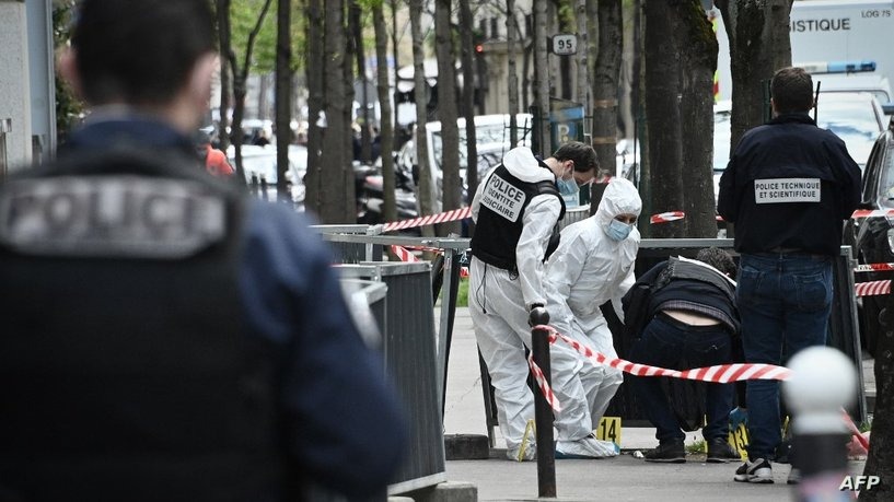صورة من الأرشيف للشرطة الفرنسية تحقق في مكان حادث إطلاق نار سابق في باريس