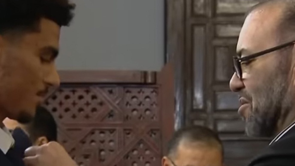 الملك محمد السادس يوشح زكرياء أبو خلال
