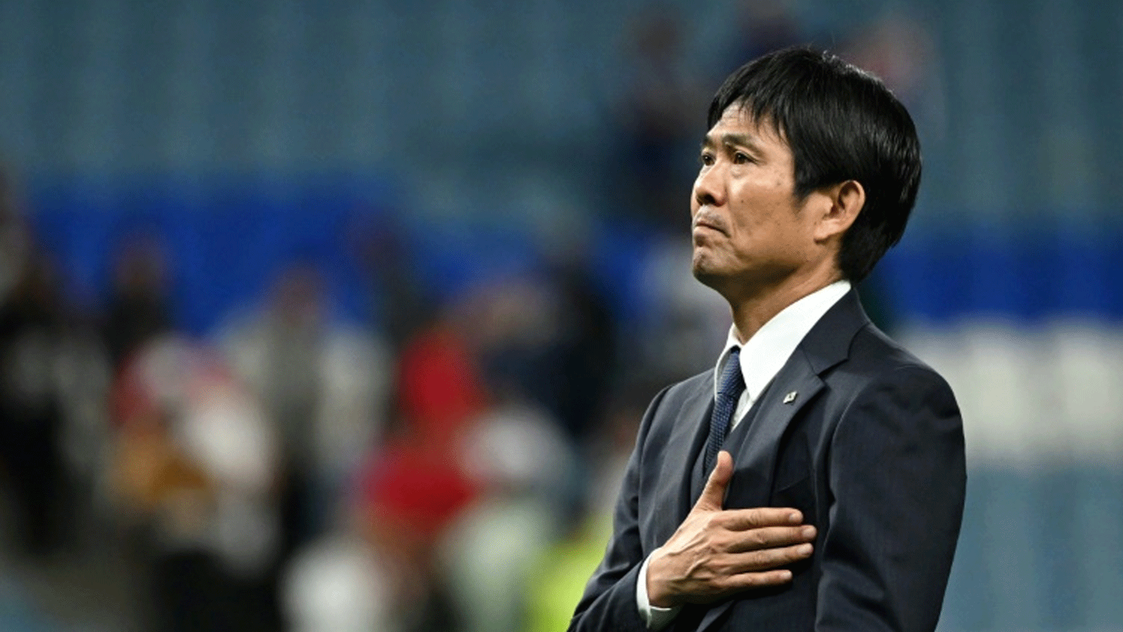 مدرب اليابان هاجيمي مورياسو يحيي الجمهور بعد الخروج من ثمن نهائي مونديال قطر. الوكرة، جنوب الدوحة، في 5 كانون الأول/ديسمبر 2022