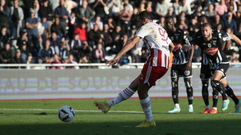 مهاجم أجاكسيو الجزائري يوسف بلايلي يسدد ويسجل ركلة جزاء امام أنجيه في الدوري الفرنسي لكرة القدم على ملعب فرانسوا كوتي في 28 كانون الأوّل/ديسمبر 2022