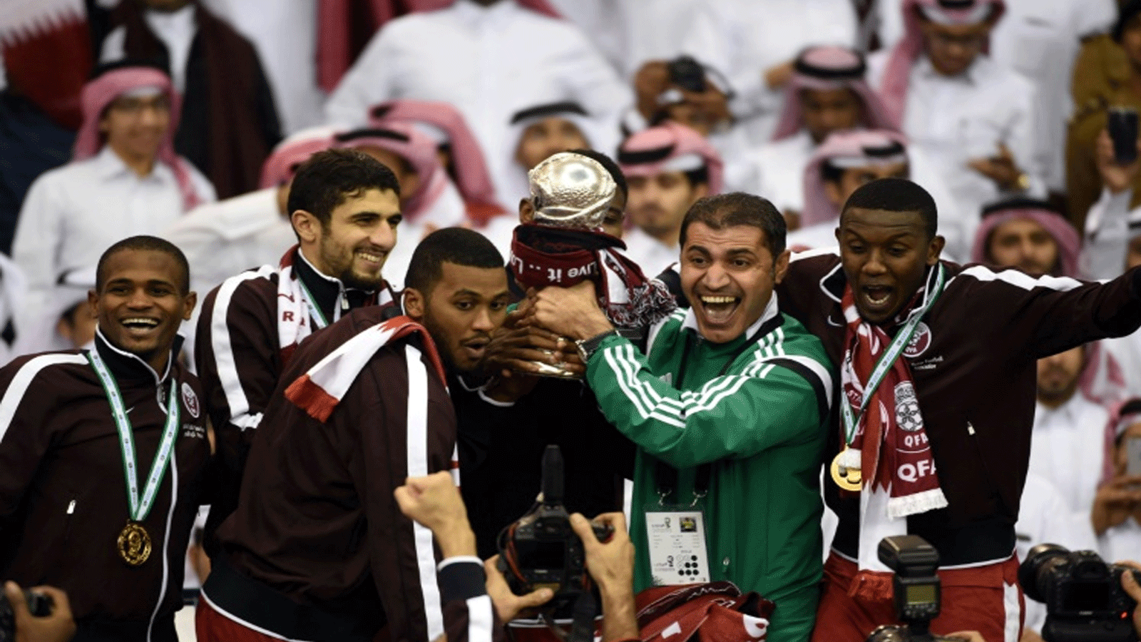 لاعبو قطر يحتفلون بلقبهم الثالث في كأس الخليج الـ22 عام 2014 في السعودية