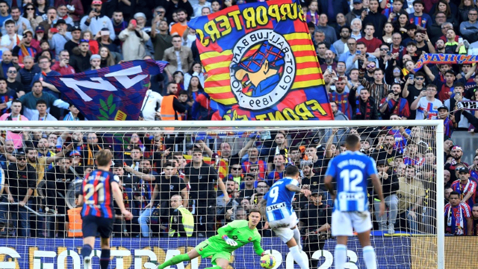 خوسيلو يسجل هدف التعادل لاسبانيول في مرمى برشلونة