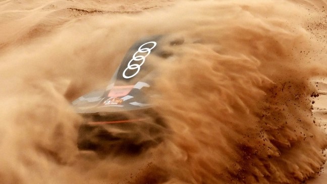 الإسباني كارلوس ساينس خلال المرحلة الثامنة من رالي دكار الصحراوي في 8 كانون الثاني/يناير 2023