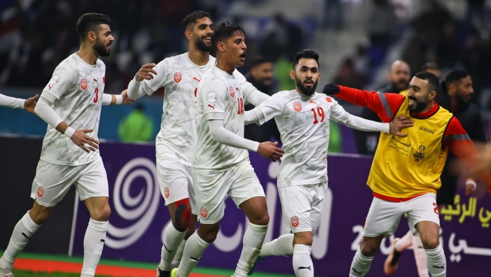 بات منتخب البحرين حامل اللقب قاب مباراة من خطف العبور إلى الدور نصف النهائي من بطولة كأس الخليج