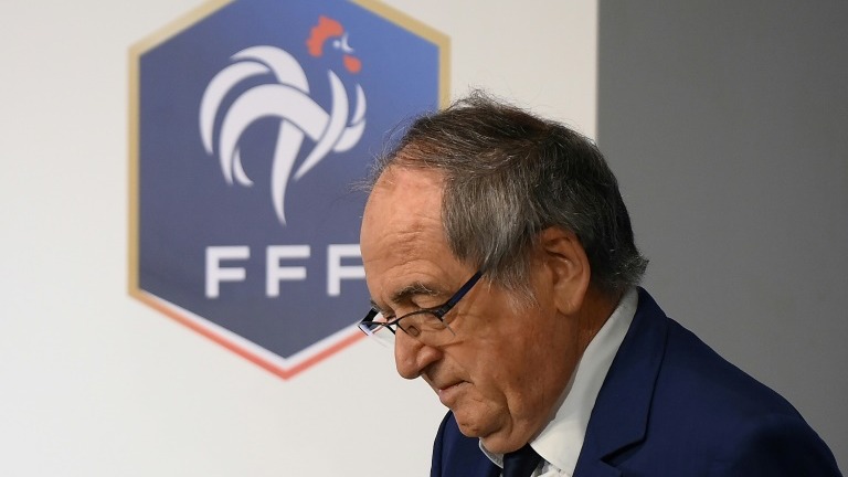 علقت الهيئة التنفيذية للاتحاد الفرنسي لكرة القدم مهام رئيسها نويل لو غريت