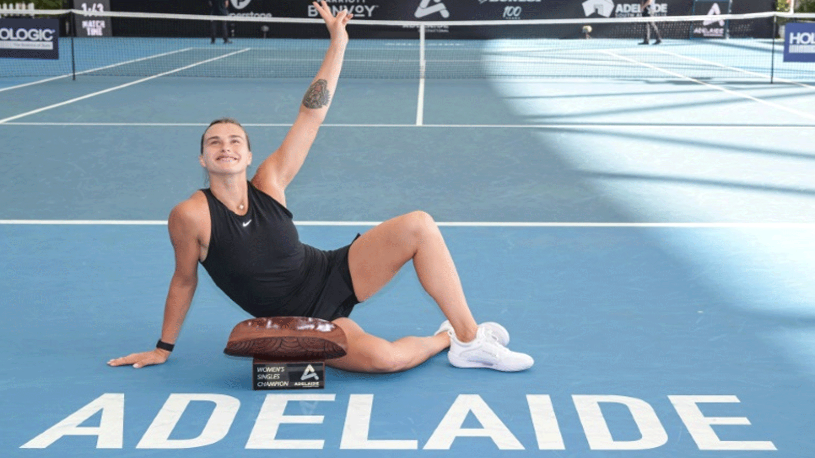 البيلاروسية ارينا سابالينكا تحتفل مع الكأس بعد تتويجها بطلة لدورة اديلاييد لكرة المضرب. 8 كانون الثاني/يناير 2023 