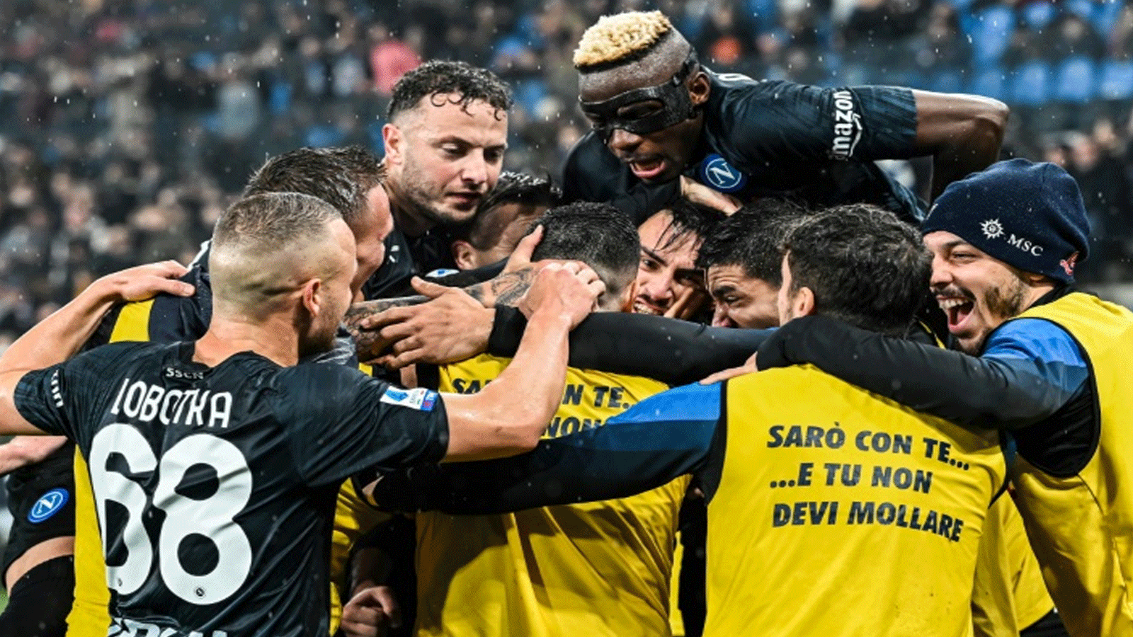 لاعبو نابولي يحتفلون بالهدف الثاني ضد سمبدوريا في الدوري الايطالي لكرة القدم في 8 كانون الثاني/يناير 2023