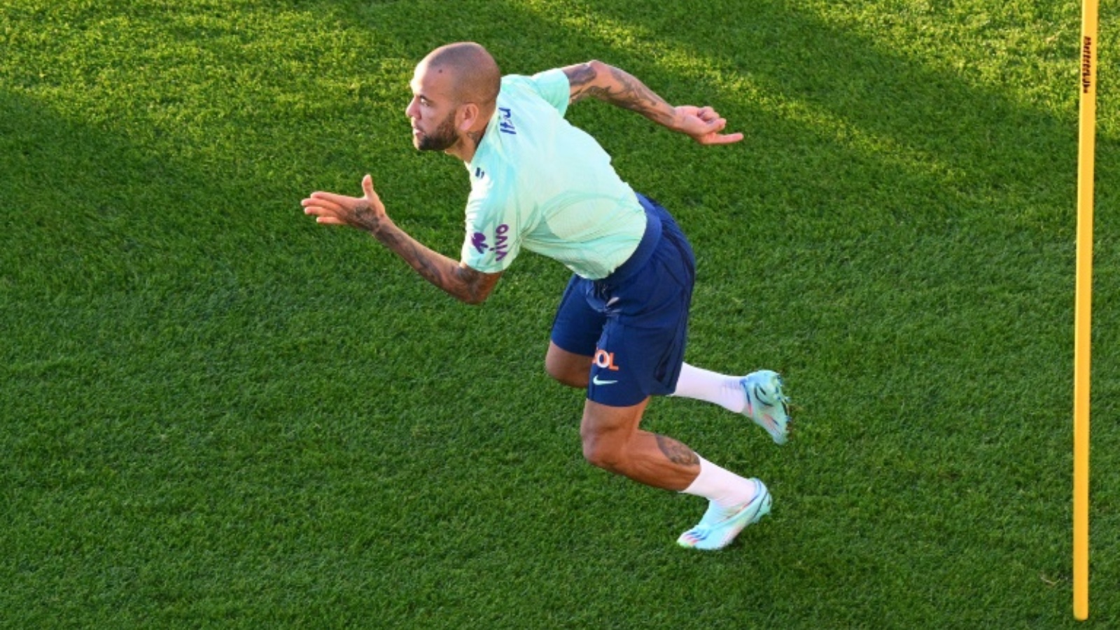 المدافع البرازيلي داني ألفيش خلال حصة تدريبية