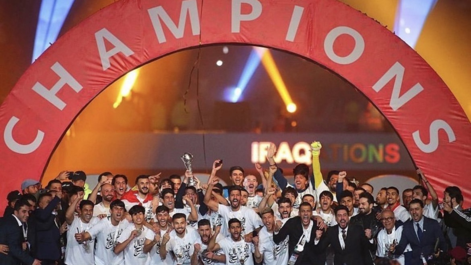 لاعبو المنتخب العراقي الكروي يحتفلون مساء الخميس 19 يناير 2023 بفوزهم ببطولة خليجي 25 في البصرة (تويتر)