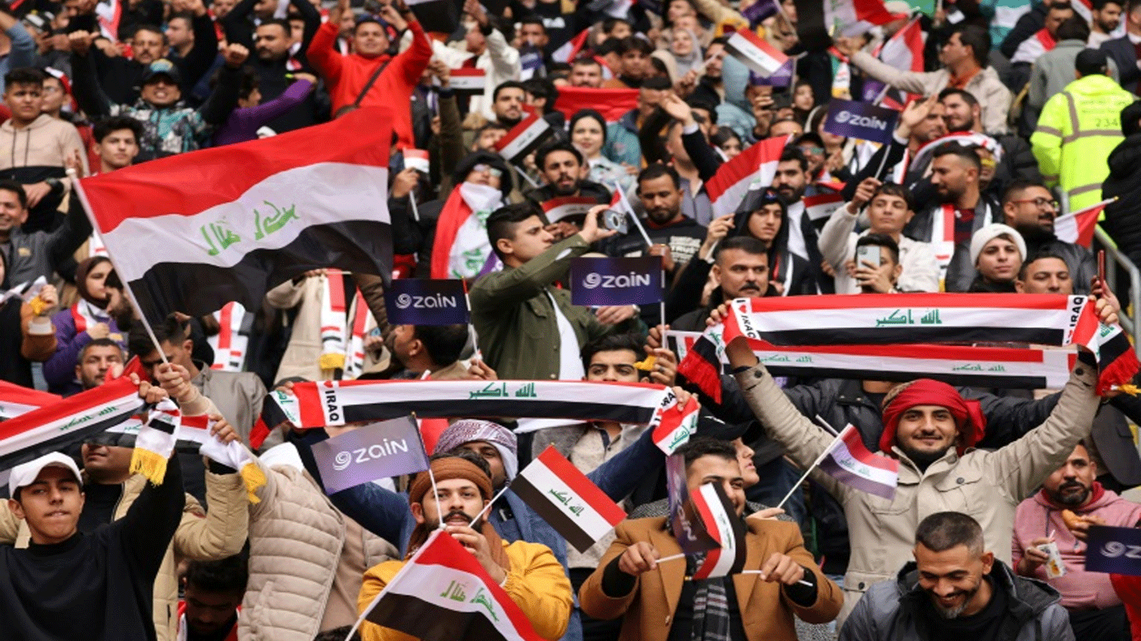انصار منتخب العراق يؤازرون الفريق الوطني خلال مباراته ضد قطر في نصف نهائي خليجي 25 لكرة القدم. 16 كانون الثاني/يناير 2023