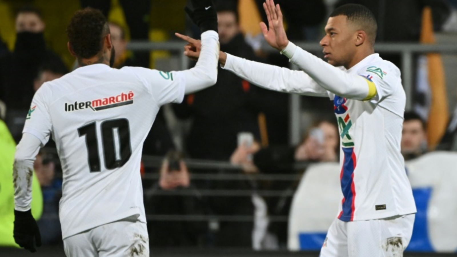 كيليان مبابي (يمين) والبرازيلي نيمار بعد تسجيل أحد أهداف باريس سان جرمان في الدور 32 من كأس فرنسا لكرة القدم في 23 يناير 2023