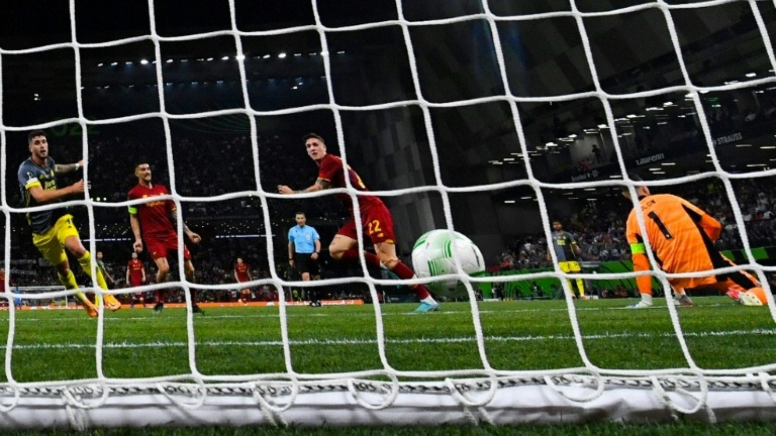 سجل نيكولو زانيولو هدف الفوز لروما بلقب مسابقة كونفرنس ليغ في الموسم الماضي