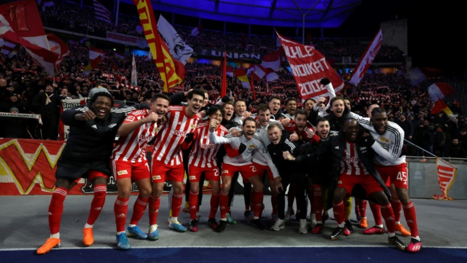لاعبو أونيون برلين يحتفلون بالفوز على هرتا برلين في الدوري الالماني لكرة القدم في 28 يناير 2023