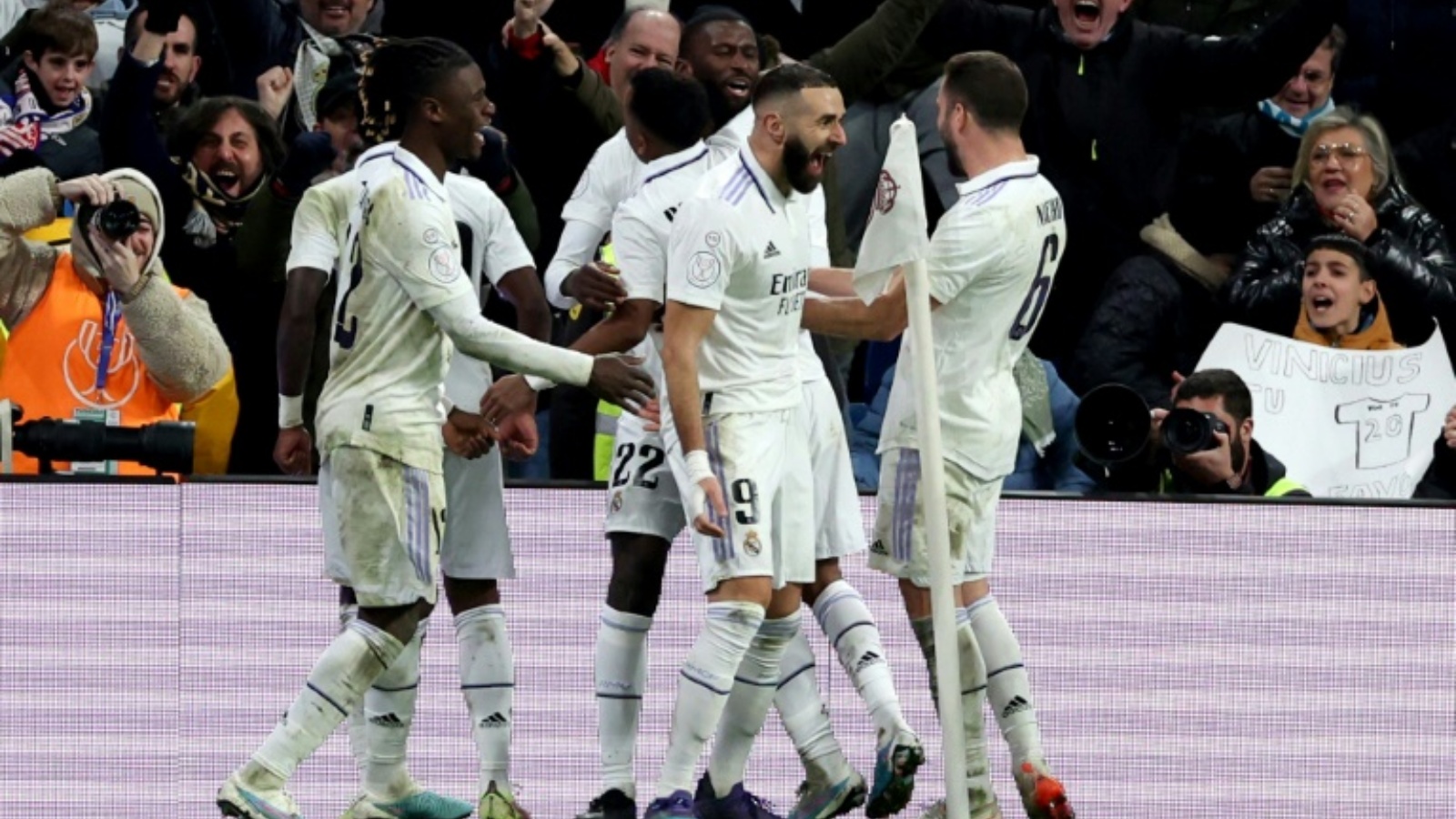 الفرنسي كريم بنزيمة (الثاني من اليمين) يحتفل مع زملائه في ريال مدريد بعد التسجيل في مرمى أتلتيكو مدريد خلال ربع نهائي كأس إسبانيا لكرة القدم. مدريد في 26 يناير 2023