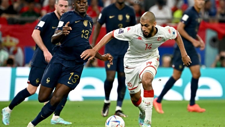 كان العيدوني (حامل الرقم 14) من ابرز لاعبي منتخب تونس في مونديال 2022