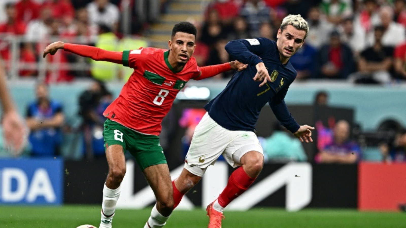 لاعب الوسط المغربي عز الدين أوناحي (يسار) ضد الفرنسي أنطوان غريزمان في نصف نهائي مونديال قطر 2022