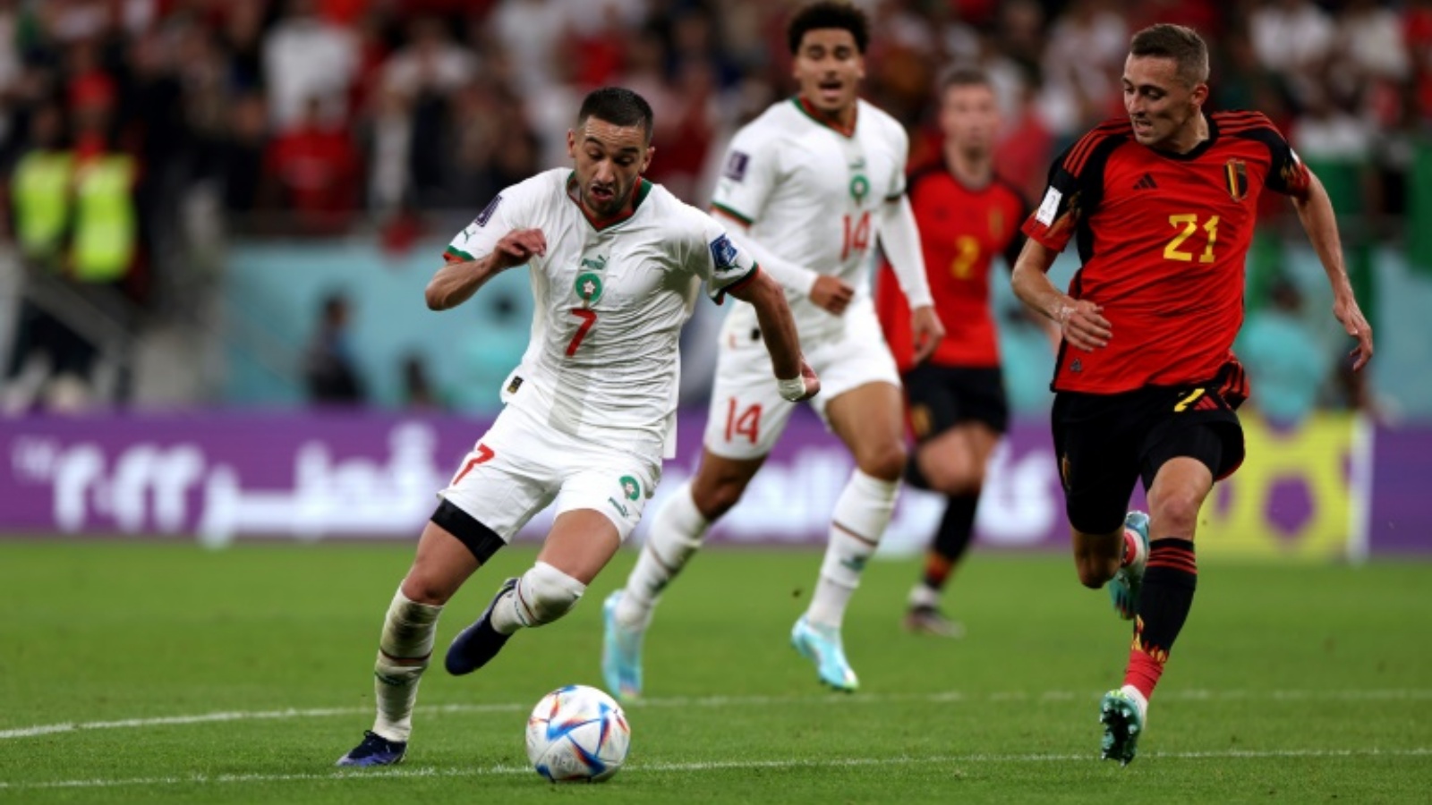 نجم المنتخب المغربي حكيم زياش (يسار) لحظة توغله داخل المنطقة قبل الهدف الثاني لأسود الأطلس في مرمى بلجيكا (2-صفر) في مونديال قطر في 28 نوفمبر 2022.