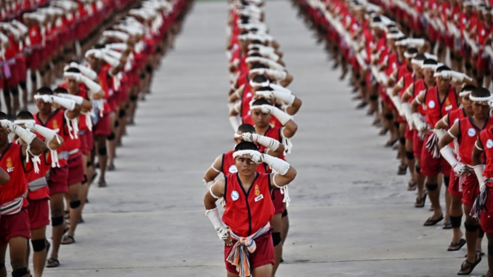 أدى الآلاف من طلاب الجيش التايلندي والجامعات وحفنة من المتطوعين عرضاً قياسياً