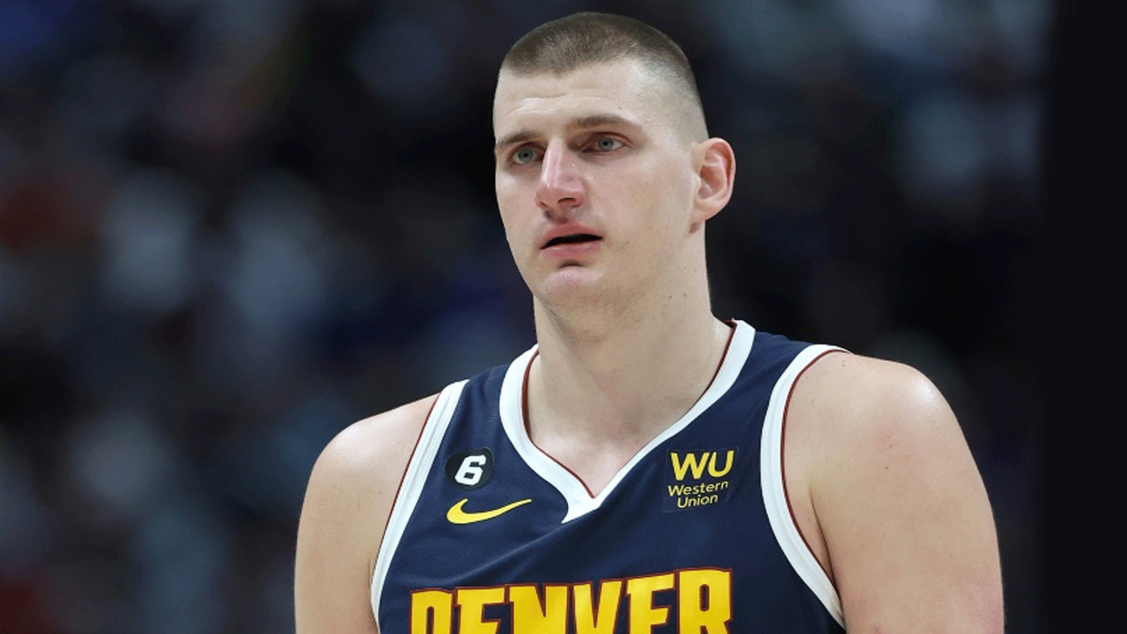 نجم دنفر ناغتس الصربي نيكولا يوكيتش خلال فوز فريقه على ميامي هيت في دوير كرة السلة الأميركي للمحترفين