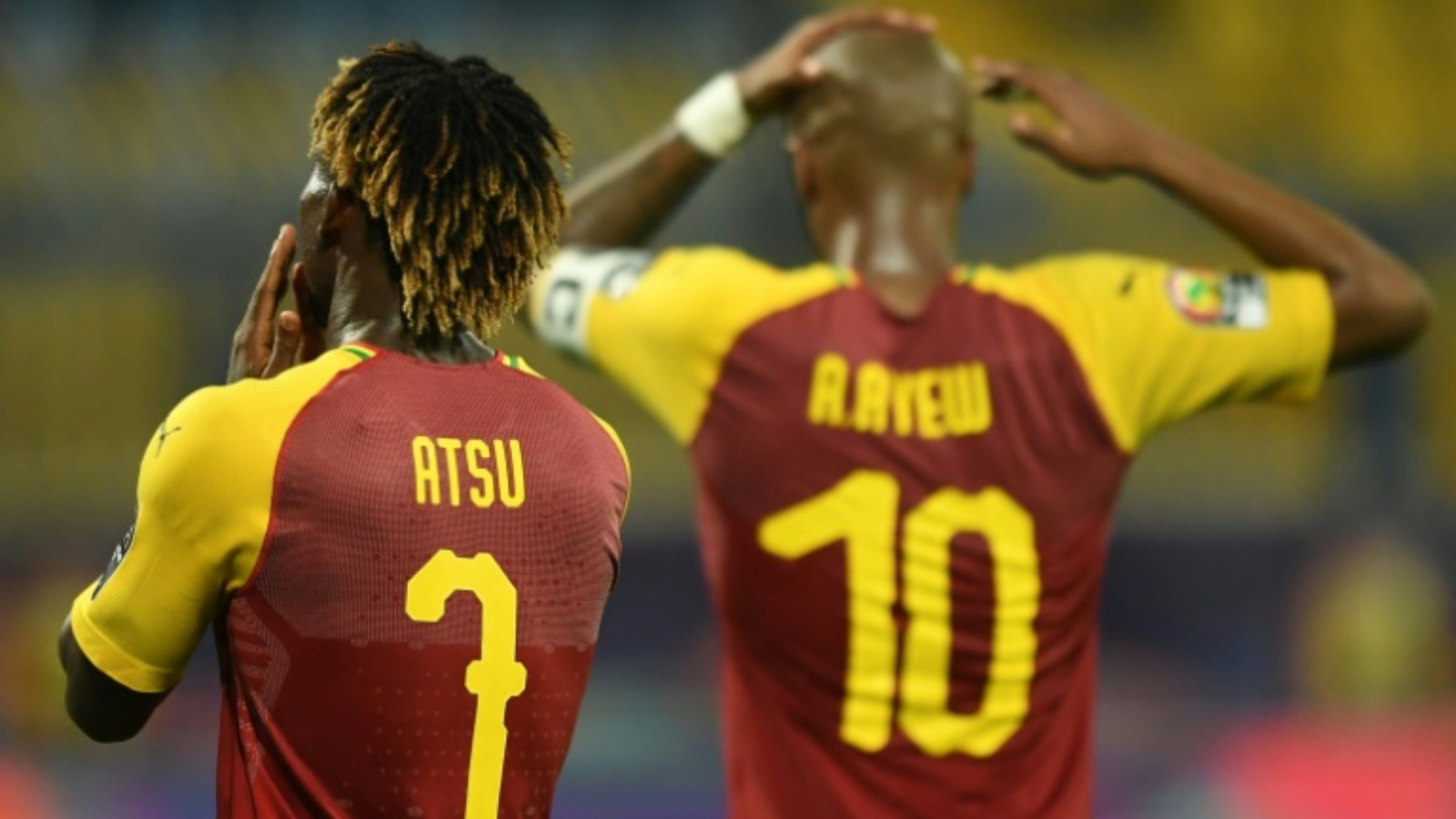 لاعبا منتخب غانا كريستيان أتسو (يسار) وأندريه أيوو خلال المباراة ضد بنين في كأس أمم أفريقيا في مدينة الاسماعيلية المصرية في 25 يونيو 2019.
