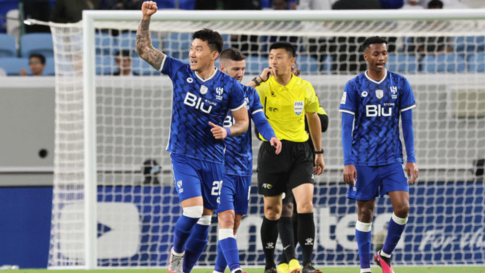 مدافع الهلال الكوري الجنوبي جانغ هيون سو (يسار) يحتفل بتسجيل الهدف الثاني لفريقه خلال مباراة دور الـ16 من دوري أبطال آسيا ضد شباب الأهلي الإماراتي