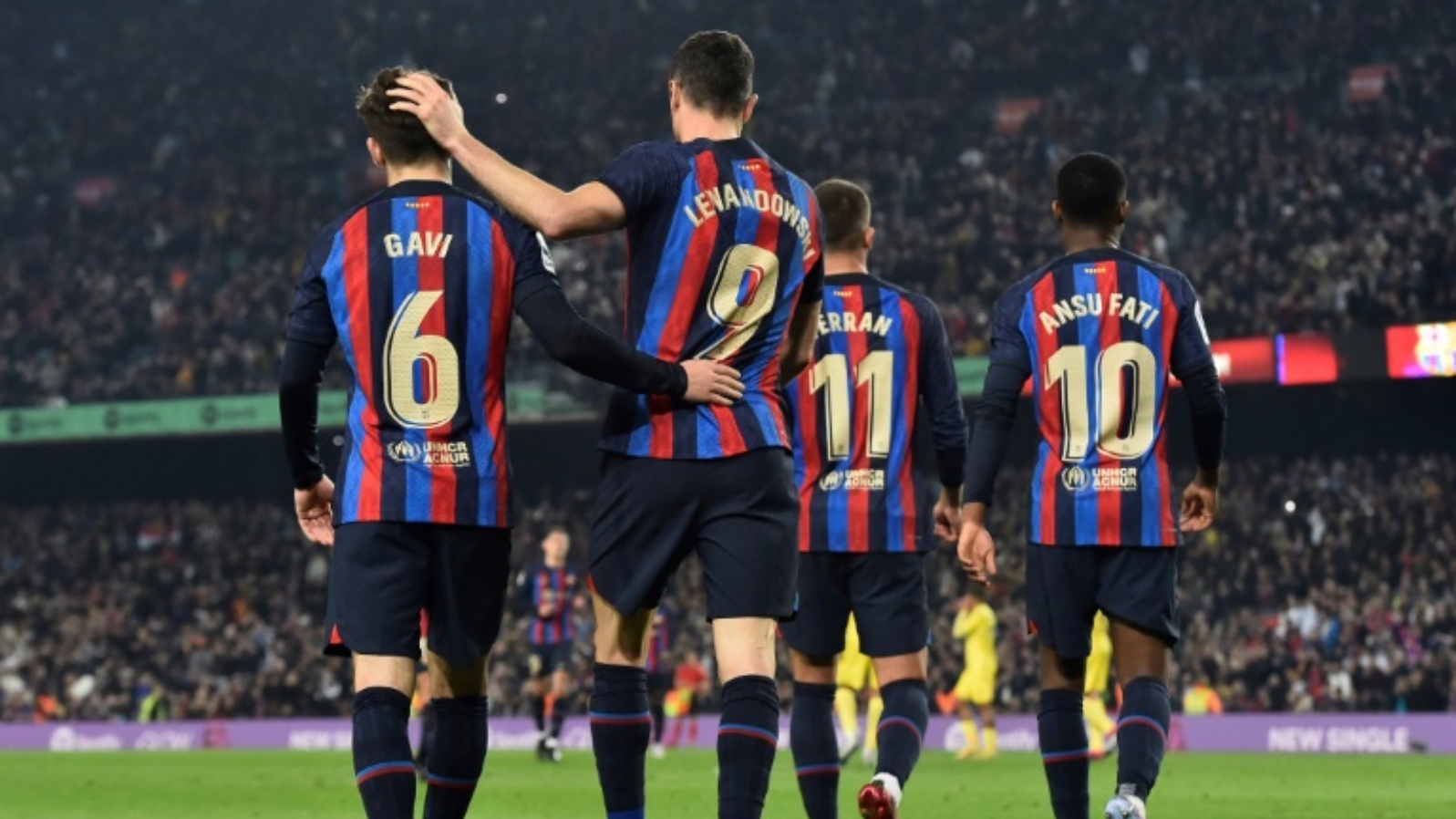 لاعبو برشلونة يحتفلون بهدف البولندي روبرت ليفاندوفسكي (رقم 9) في مرمى قادش خلال لقاء الفريقين في الدوري الاسباني لكرة القدم. برشلونة في 19 فبراير 2023