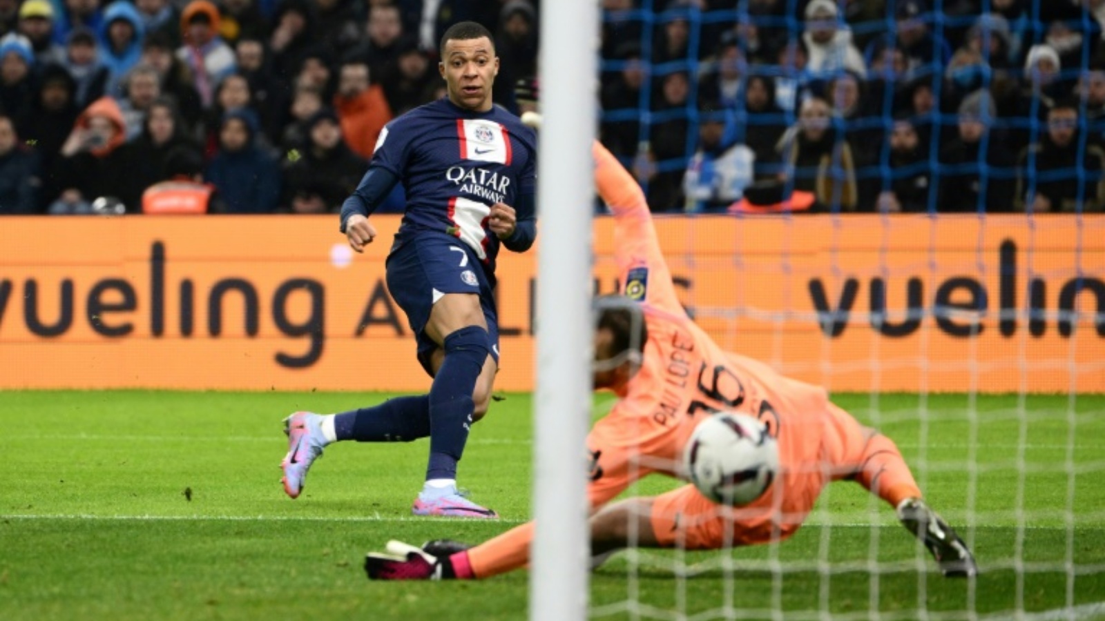 مهاجم باريس سان جرمان كيليان مبابي لحظة تسجيله الهدف الثالث في مرمى مرسيليا في الدوري الفرنسي في 26 فبراير 2023.