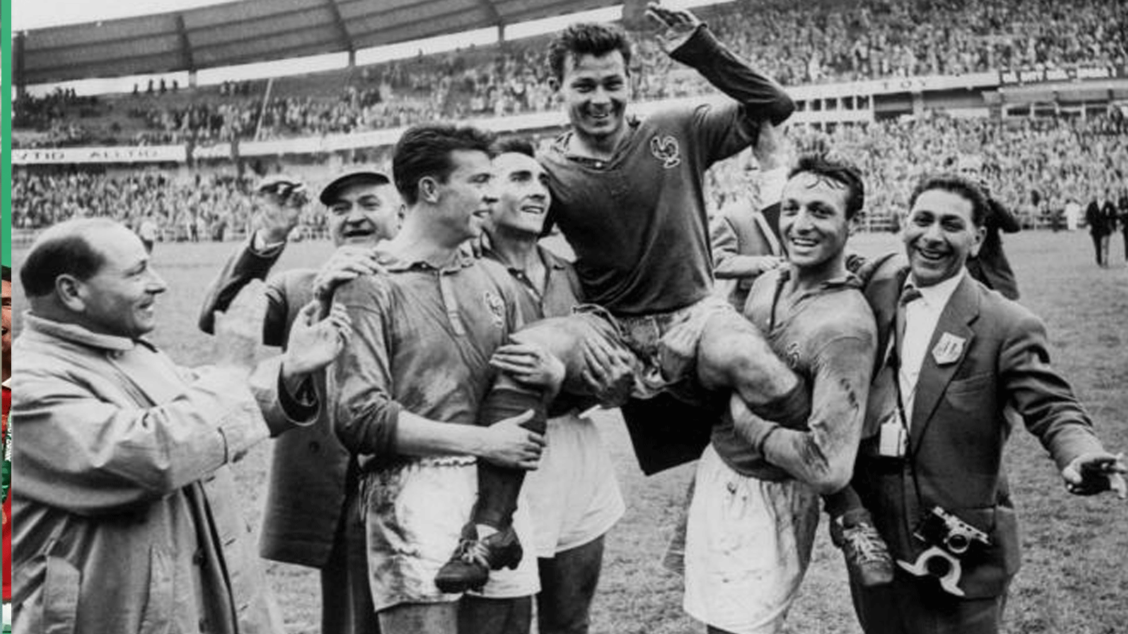 المهاجم الفرنسي جوست فونتين، محمولاً من قبل زملائه إيفون دوي وأندريه ليروند وجان فنسنت (من اليسار إلى اليمين) بعد تسجيله أربعة أهداف ضد ألمانيا في 28 حزيران\يونيو 1958 في غوتنبرج بالسويد
