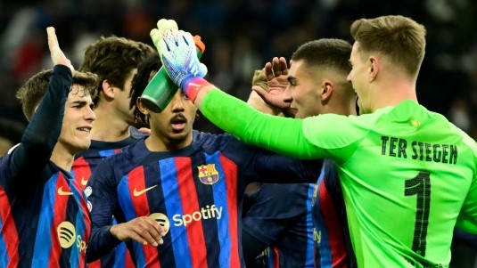 لاعبو برشلونة يحتفلون بعد الفوز على ريال مدريد في ذهاب نصف نهائي مسابقة كأس إسبانيا لكرة القدم على ملعب 