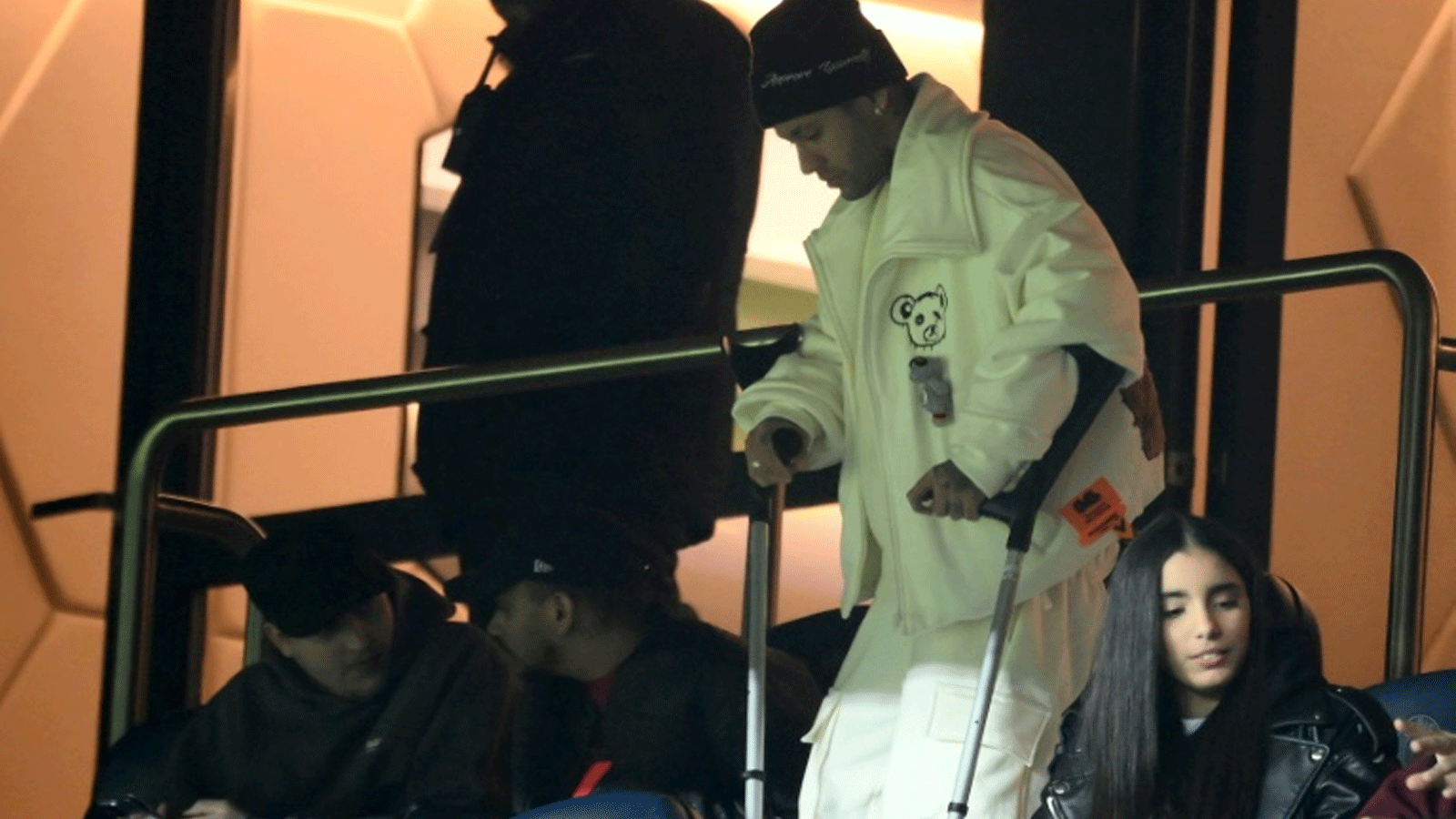 نجم باريس سان جرمان الدولي البرازيلي نيمار يستعمل عكازين خلال تواجده في مدرجات ملعب بارك دي برانس لحضور مباراة فريقه ضد نانت في الدوري الفرنسي في السادس من آذار/مارس 2023