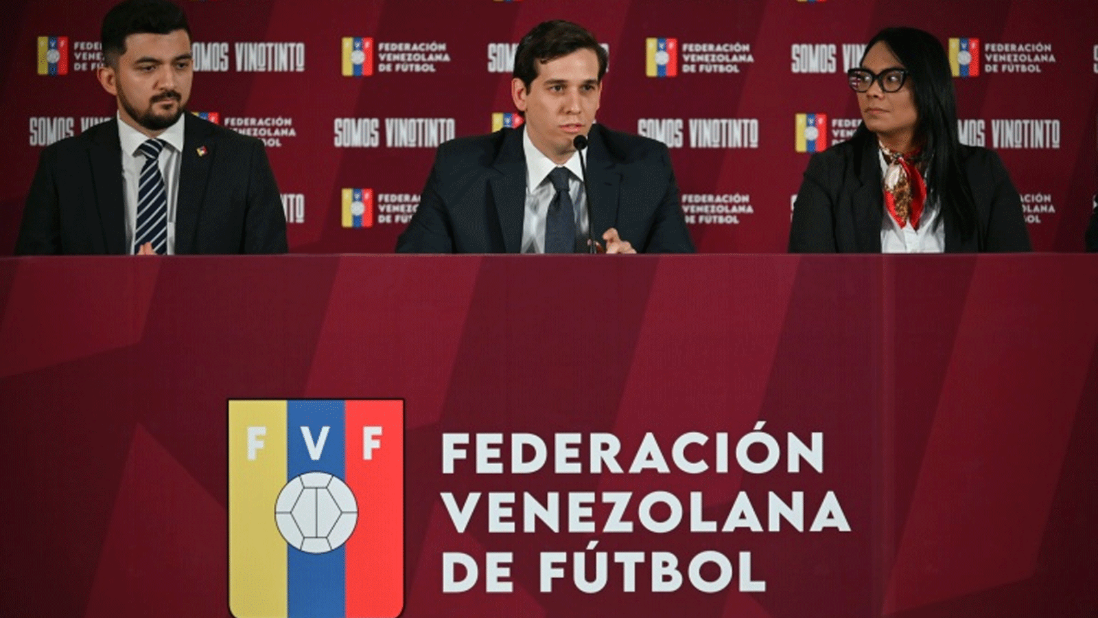 رئيس الاتحاد الفنزويلي لكرة القدم خورخي خيمينيس (وسط) خلال مؤتمر صحافي في كاراكاس، فنزويلا للإعلان عن تعيين الأرجنتيني فرناندو