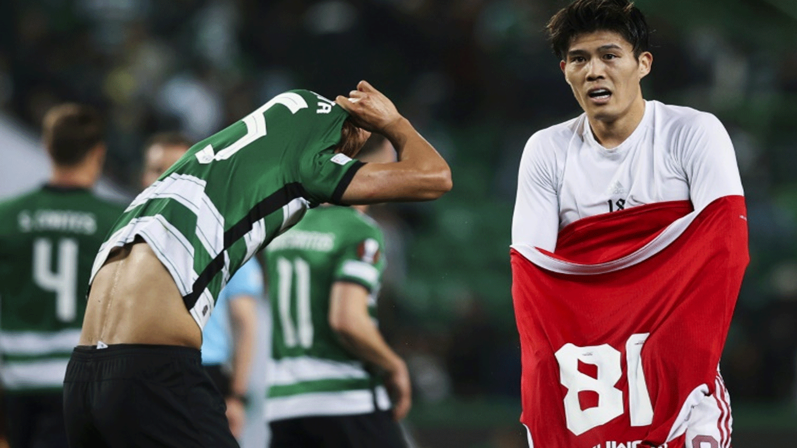 الياباني تاكيهيرو تومياسو (يمين) لاعب أرسنال الإنكليزي يبادل قميصه مع مواطنه لاعب سبورتينغ البرتغالي هيديماسا موريتا