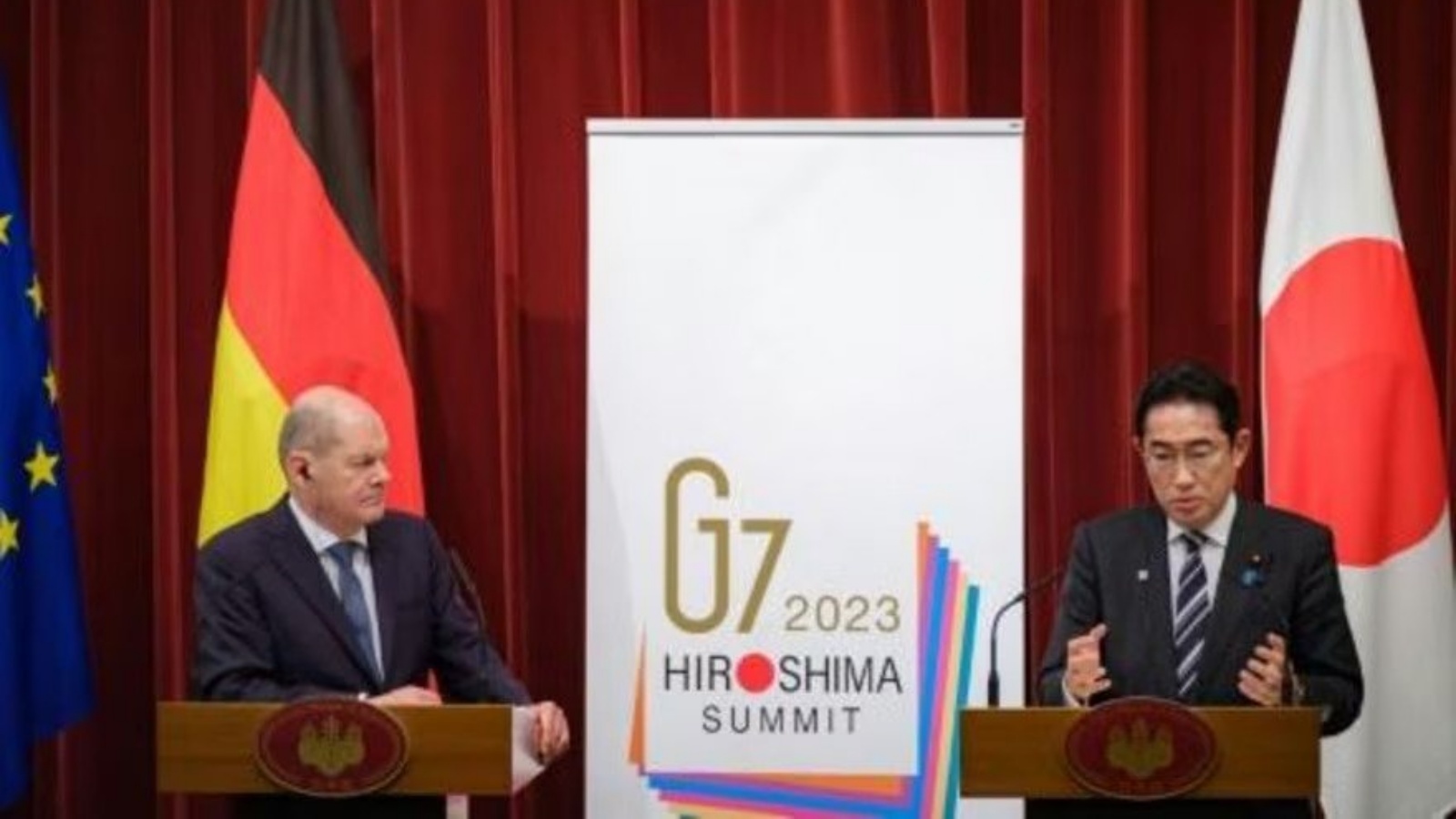 المستشار الألماني أولاف شولتس ورئيس الوزراء الياباني فوميو كيشيدا خلال مؤتمر صحافي في طوكيو في 18 مارس 2023 