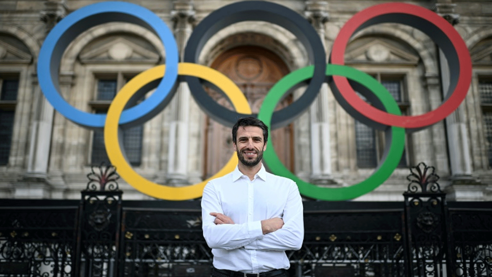 رئيس اللجنة المنظمة لأولمبياد باريس 2024 توني إستانغيه أمام الشعار الأولمبي في باريس في 13 آذار/مارس 2023