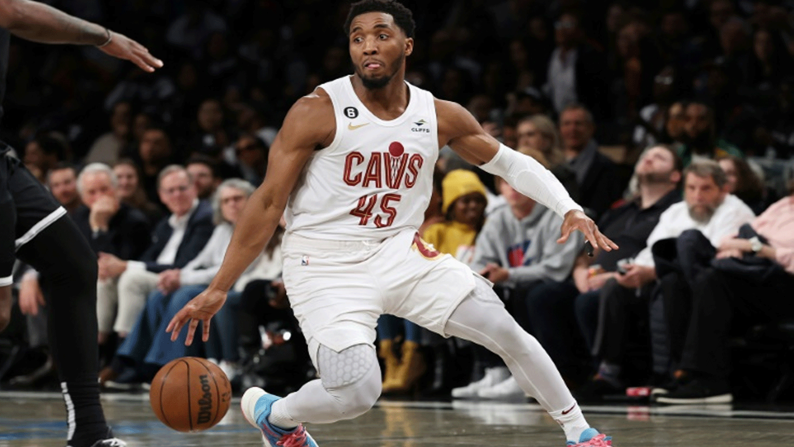 دونوفان ميتشل لاعب كليفلاند كافالييرز خلال المباراة ضد بروكلين نتس في دوري كرة السلة الاميركي للمحترفين في 21 آذار/مارس 2023