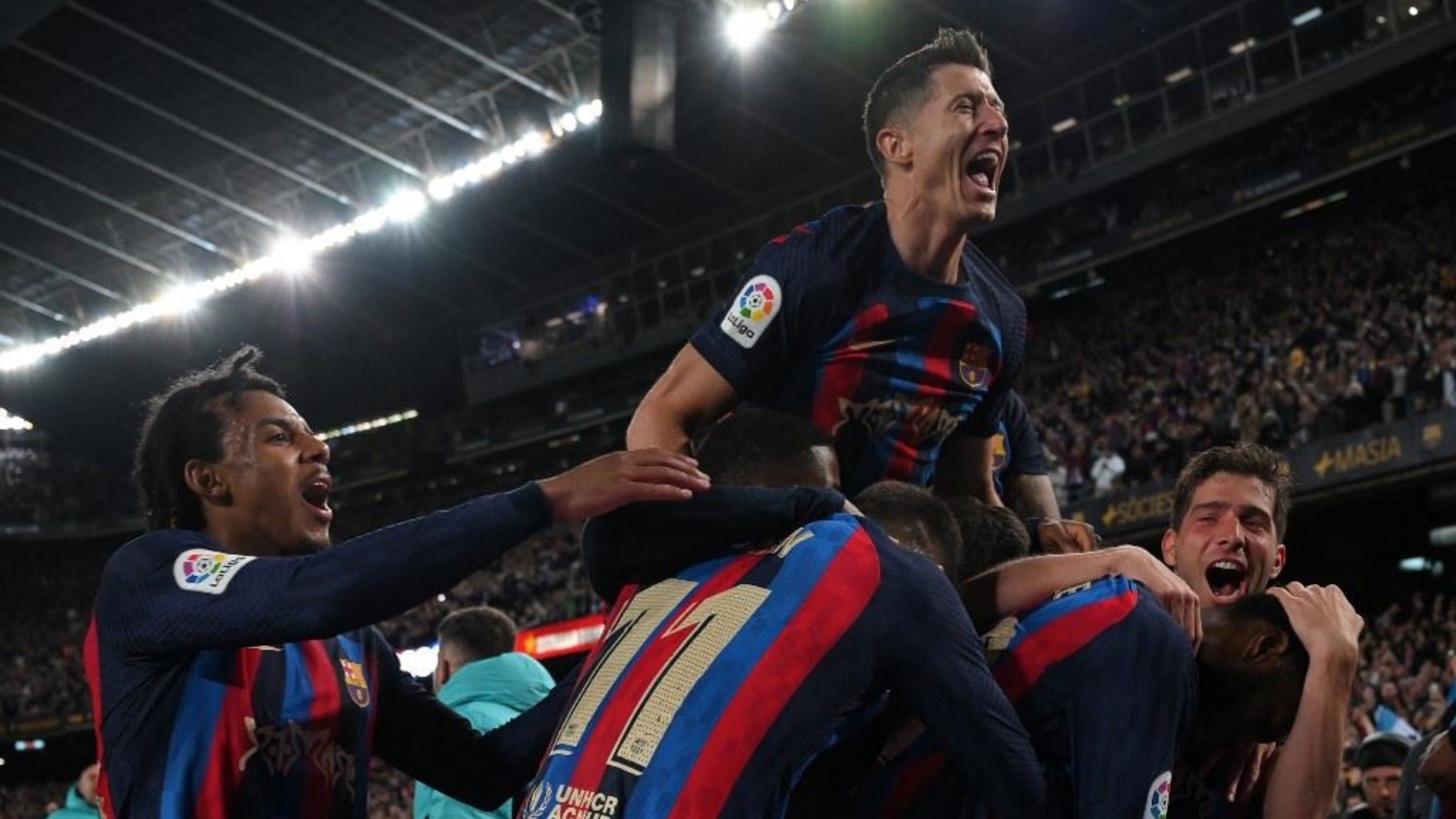لاعبو برشلونة يحتفلون بفوزهم على غريمهم التقليدي في الكلاسيكو 19 مارس 2023