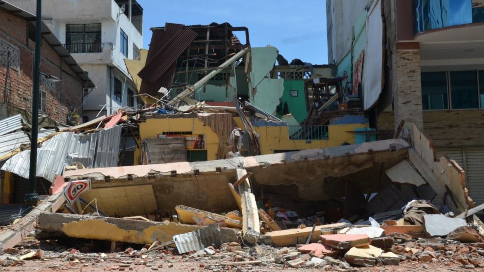 جانب من الدمار الذي أحدثه زلزال الإكوادور