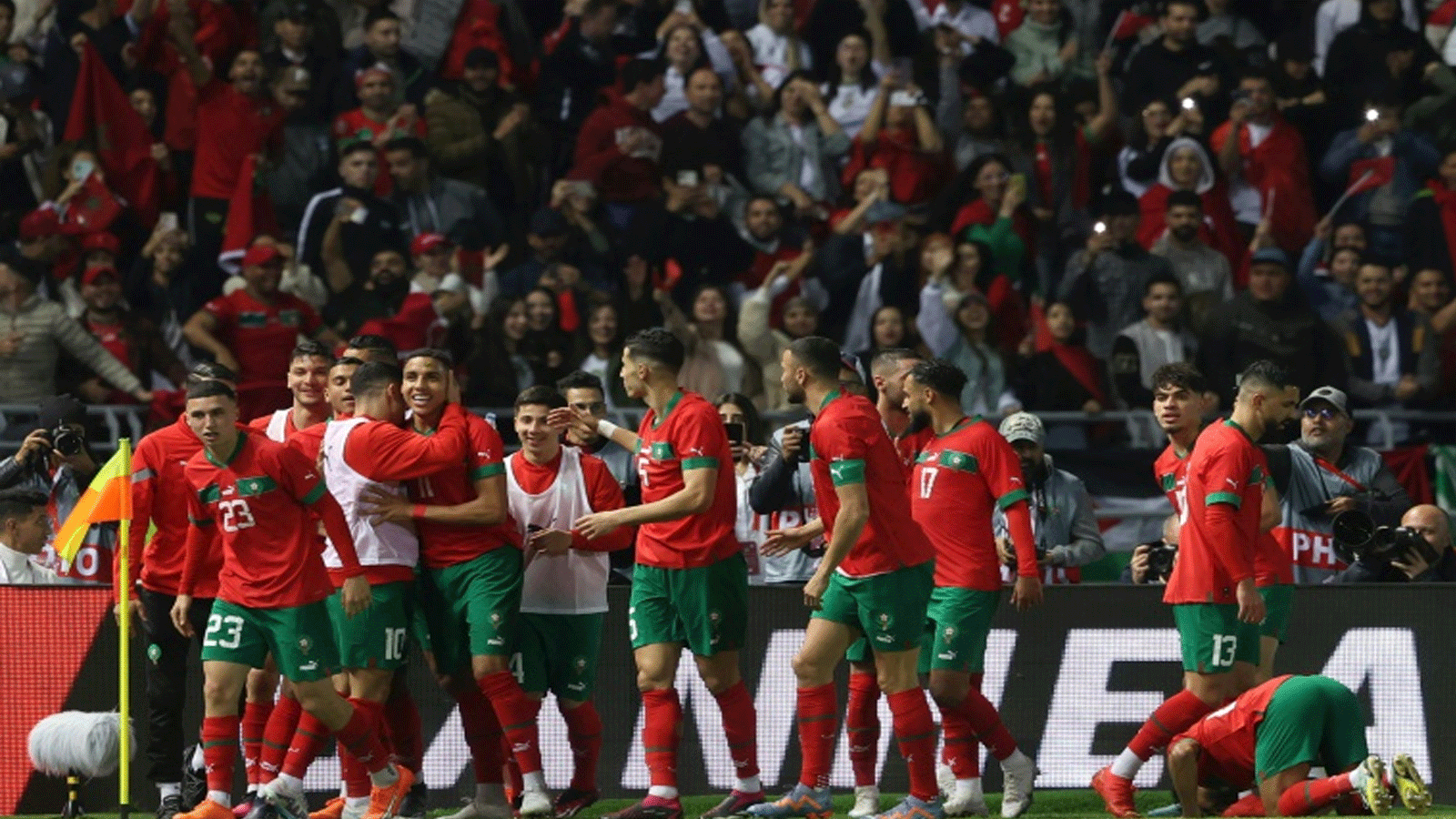 لاعبو المنتخب المغربي يحتفلون بهدف الفوز في مرمى البرازيل (2-1) في مباراة دولية ودية في طنجة في 25 آذار/مارس 2023
