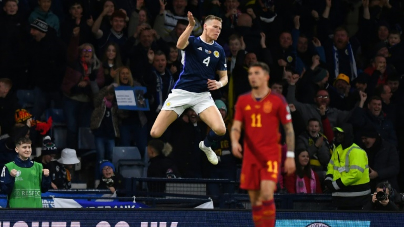لاعب الوسط الاسكتلندي سكوت ماكتوميناي محتفلاً بافتتاح التسجيل لمنتخب بلاده أمام إسبانيا خلال التصفيات المؤهلة إلى كأس أوروبا