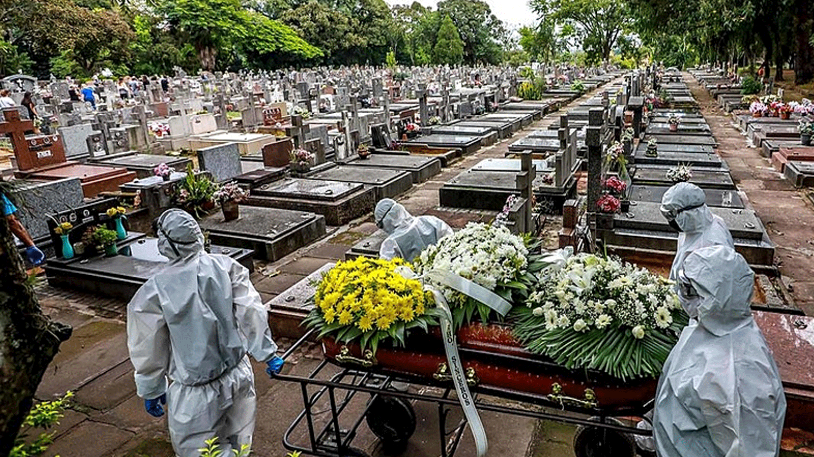 دفن إحدى ضحايا Covid-19 في مقبرة بلدية ساو جواو في مدينة بورتو أليغري
