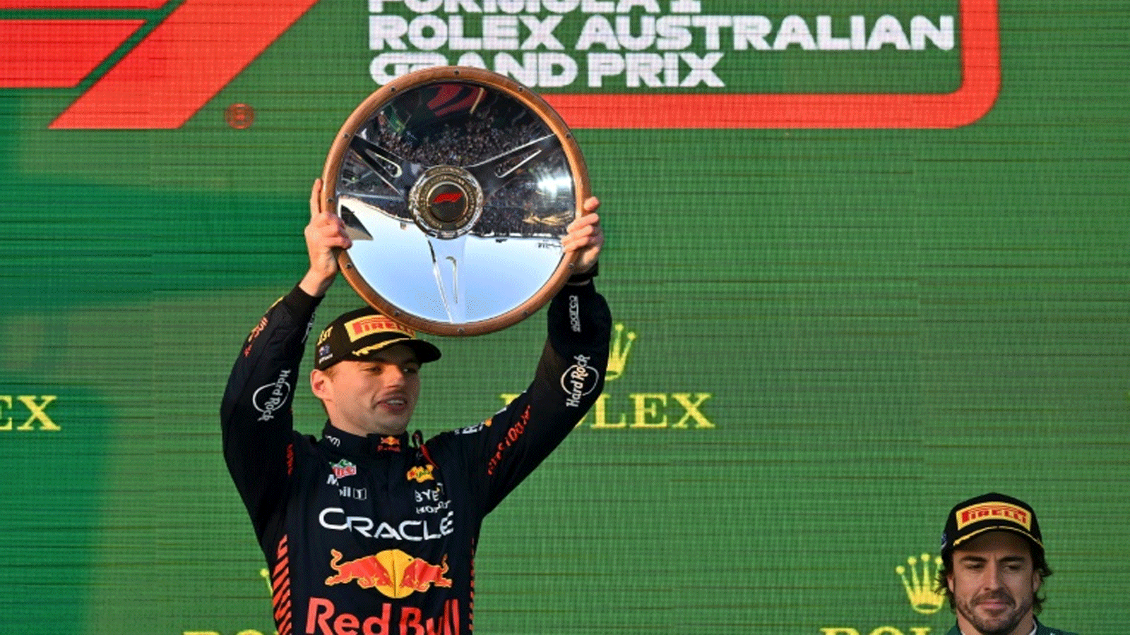 سائق ريد بول الهولندي ماكس فيرستابن يرفع كأس سباق جائزة أستراليا الكبرى بالفورمولا 1 في 2 نيسان/أبريل 2023