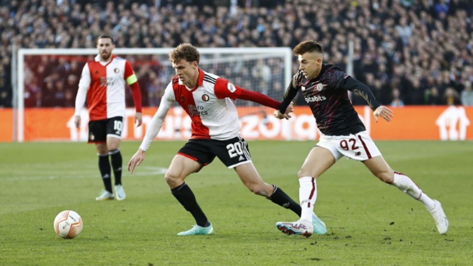 لاعب وسط فينورد ماتس فيفر (يسار) يحاول مراوغة لاعب روما الايطالي ستيفان الشعراوي في ذهاب ربع نهائي مسابقة يوروبا ليغ في 13 أبريل 2023.