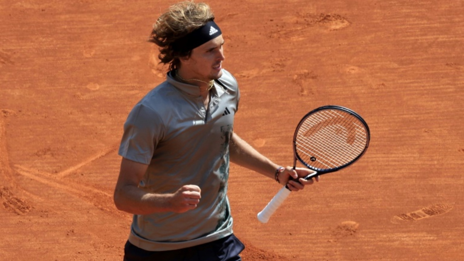 الالماني ألكسندر زفيريف يحتفل بتأهله الى ثمن نهائي دورة مونتي كارلو في كرة المضرب في 12 أبريل 2023.